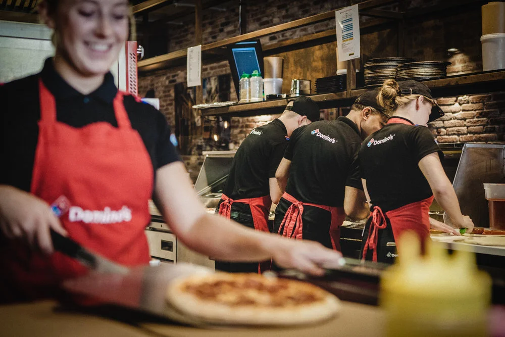 Beïnvloeden open haard Overleving Domino's Pizza: een beter lokaal gezicht | Marvia